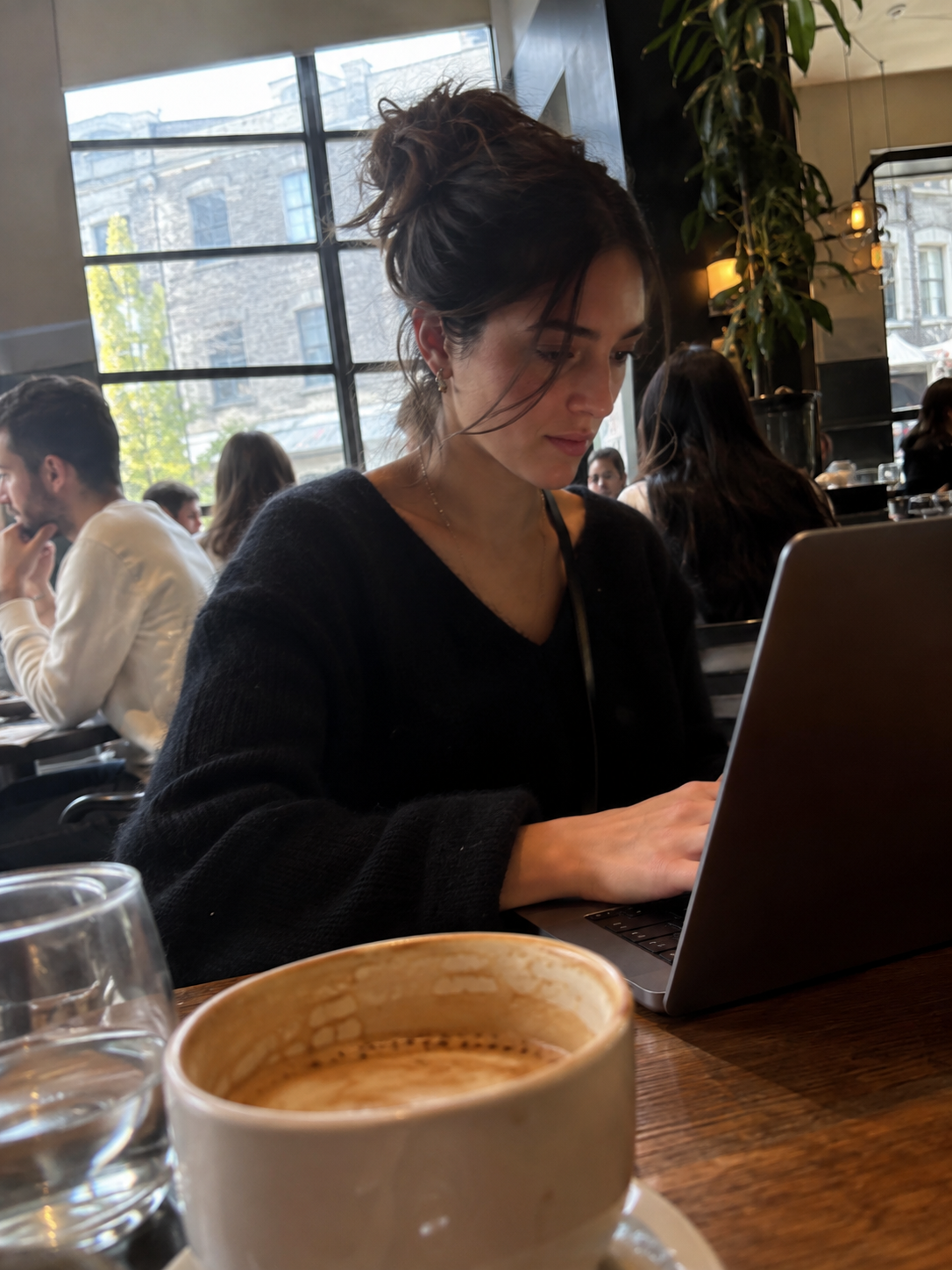 Entrepreneure travaillant sur son portable dans un café montréalais